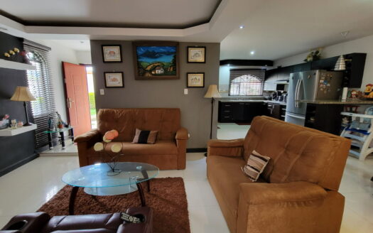 Se vende casa en Curridabat, Ayarco. Tres habitaciones y esquinera. Cod:22424.