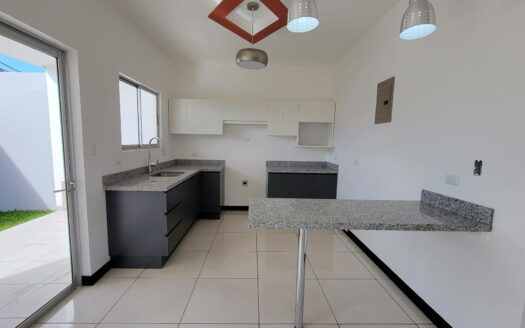 Venta de última casa en condominio Tres Ríos La Floresta. Cod:22468