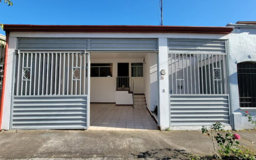 Se vende casa en una planta en Desamparados en residencial seguro con hermosos parques colindantes.Cod22765