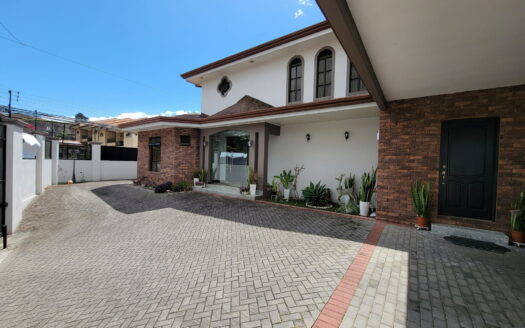 Se vende Casa en Curridabat-Ayarco de 7 habitaciones y 595m2 de terreno. Cod:22557