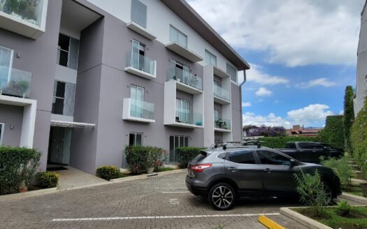 Se alquila apartamento en condominio Pinares de Curridabat. Cod 22910