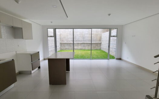 Se venden hermosas casas con diseño contemporáneo en Moravia cerca de plaza Lincoln. Últimas dos unidades! Cod. 23127