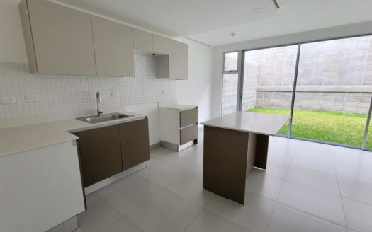 Se venden hermosas casas con diseño contemporáneo en Moravia cerca de plaza Lincoln. Últimas dos unidades! Cod. 23127