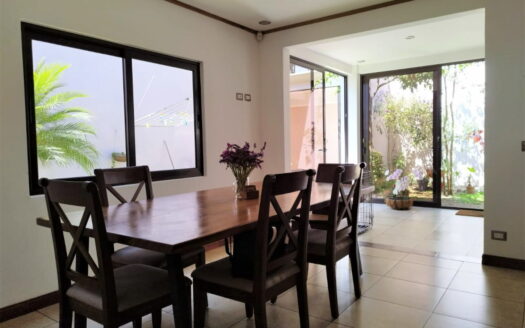 Se alquila amplia casa en Guayabos de Curridabat zona residencial con línea blanca. Cod 23200