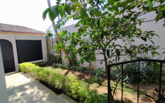 Se alquila amplia casa en Guayabos de Curridabat zona residencial con línea blanca. Cod 23200