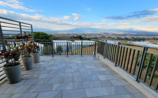 Se vende hermoso apartamento en condominio Guachipelín de Escazú. Cod 23281.