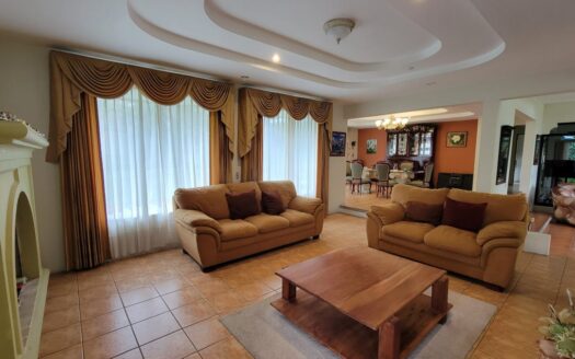 Se vende hermosa y amplia casa en residencial Altamonte con apartamento independiente. Cod