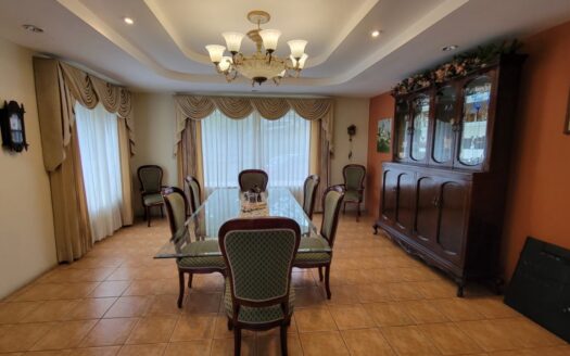 Se vende hermosa y amplia casa en residencial Altamonte con apartamento independiente. Cod