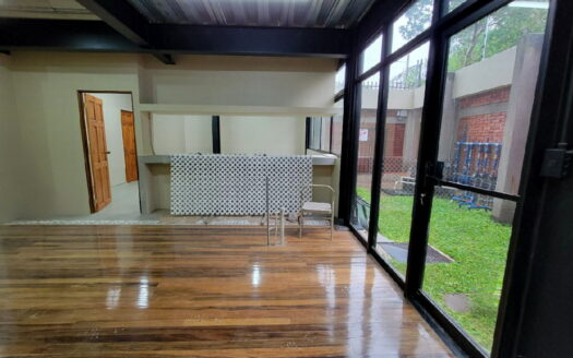 Se alquila local comercial en Escalante. Cod 23404.