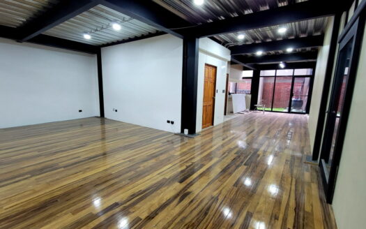 Se alquila local comercial en Escalante. Cod 23404.