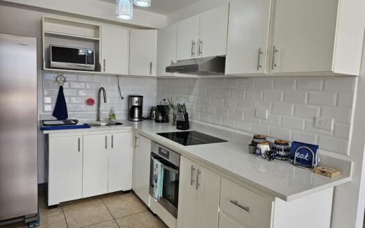 Se alquila apartamento de 3 habitaciones en condominio San Sebastián. Cod23548