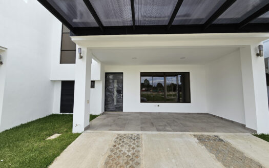 Hermosa y amplia casa para estrenar en condominio Tres Ríos. Cod23564