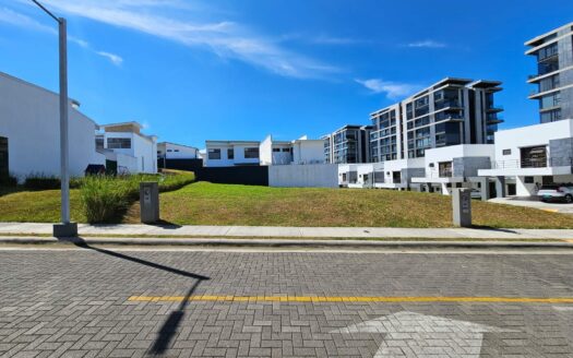 Se vende lote en Guayabos de Curridabat en exclusivo condominio. Cod 23636