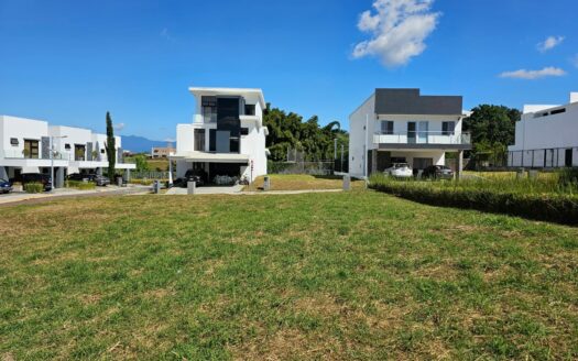 Se vende lote en Guayabos de Curridabat en exclusivo condominio. Cod 23636
