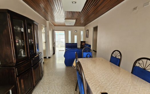Se vende casa en San Sebastián cerca de Casa Conde. Cod 23762.