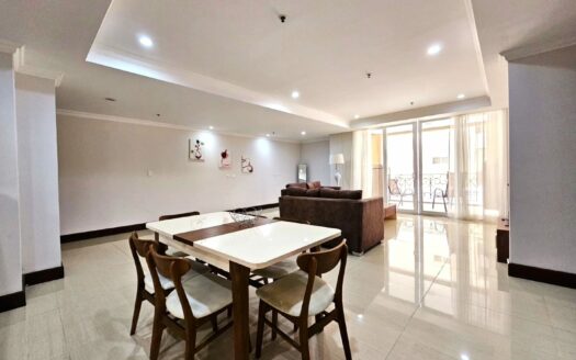Se alquila amplio apartamento en torre vertical en La Sabana. Cod 23834.