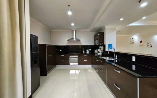 Se alquila amplio apartamento en torre vertical en La Sabana. Cod 23834.