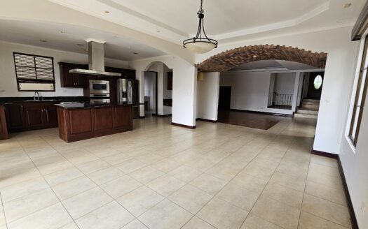 Se alquila hermosa y amplia casa en condominio en Colinas de Montealegre. Cod23852