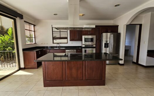 Se alquila hermosa y amplia casa en condominio en Colinas de Montealegre. Cod23852