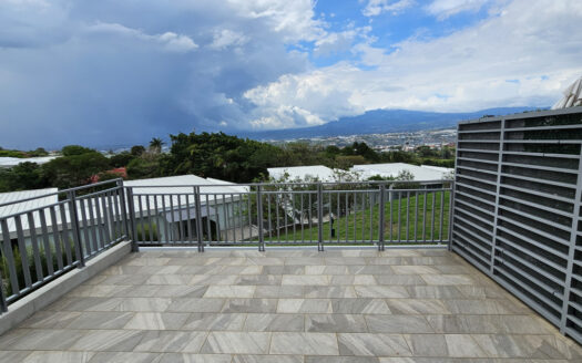 Se alquila hermoso apartamento contemporáneo en Guachipelín de Escazú. Cod 24589