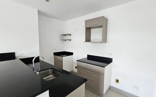 Se alquila apartamento en condominio Pinares de Curridabat. Cod 24786