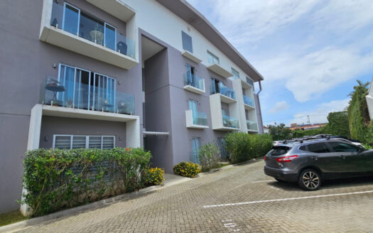 Se alquila apartamento en condominio Pinares de Curridabat. Cod 24786