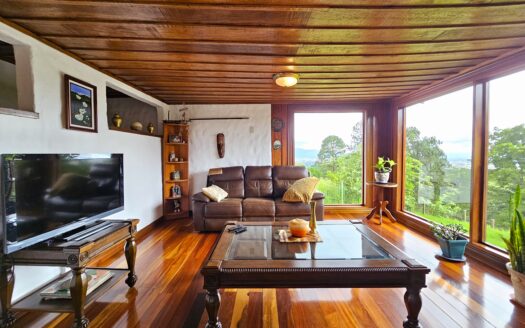 Se vende hermosa casa de montaña en el Carmen de Guadalupe. Cod 24847