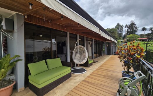 Se alquila amplia casa en una sola planta en San Juan, La Unión. Cod 24963