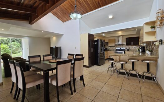 Se alquila amplia casa en una sola planta en San Juan, La Unión. Cod 24963