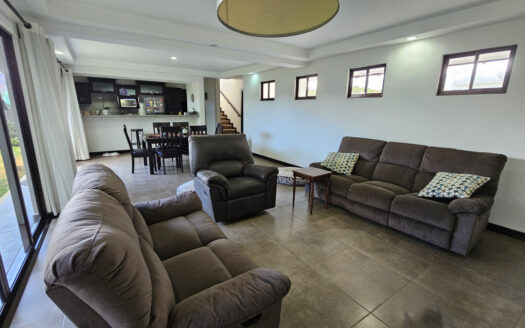 Se alquila casa en condominio cerca del Cristo de Sabanilla. Cod 25020