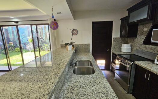 Se alquila casa en condominio cerca del Cristo de Sabanilla. Cod 25020