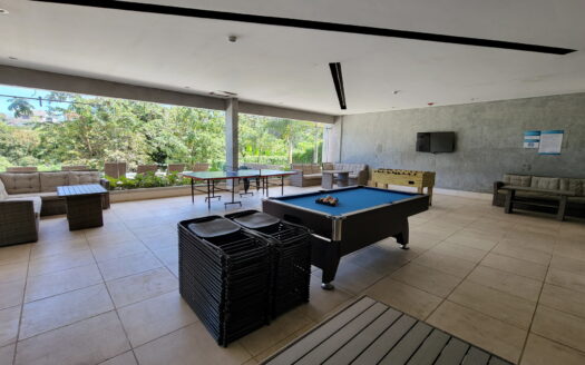 Se alquila amplio apartamento en condominio Golfside. Cod 25105