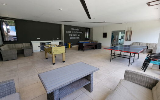 Se alquila amplio apartamento en condominio Golfside. Cod 25105