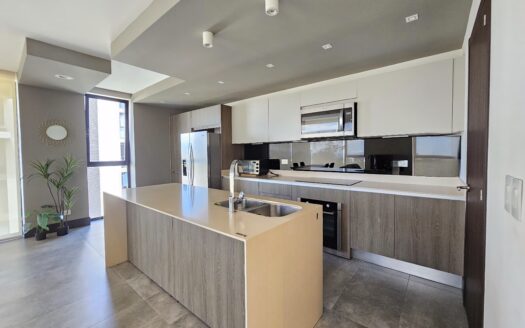 Se alquila amplio apartamento en condominio Golfside. Cod 25105