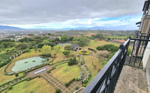 Amplio apartamento en alquiler en exclusivo condominio en Curridabat.