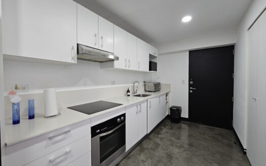 Se alquila apartamento de dos habitaciones en condominio Urbn-Escalante. Cod 25199