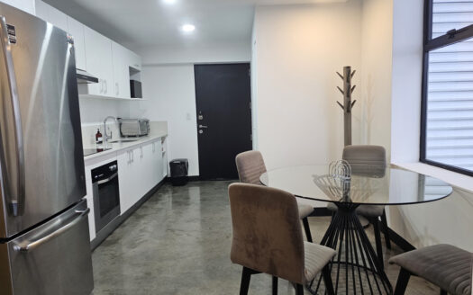 Se alquila apartamento de dos habitaciones en condominio Urbn-Escalante. Cod 25199