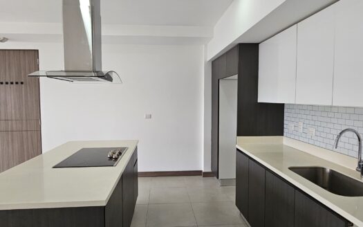 Se alquila amplio apartamento en Guayabos de Curridabat. Cod 25227