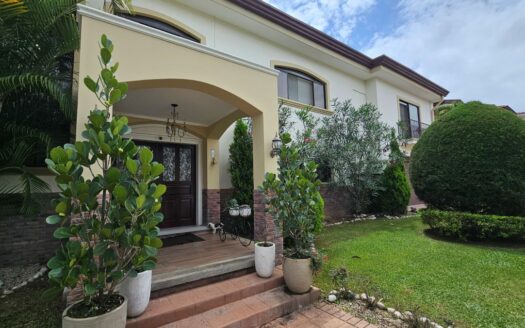 Se vende hermosa y amplia casa en Guayabos de Curridabat. Cod 25301