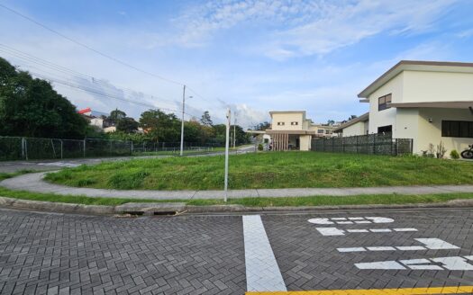Venta de lote esquinero en exclusivo condominio – El Sauce en el Carmen de Guadalupe. Cod 25488