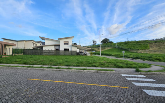 Venta de lote esquinero en exclusivo condominio – El Sauce en el Carmen de Guadalupe. Cod 25488