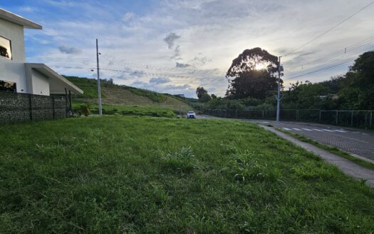 Venta de lote esquinero en exclusivo condominio – El Sauce en el Carmen de Guadalupe. Cod 25488